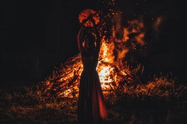 κοπέλα χορεύει στη νύχτα μπροστά σε φωτιά