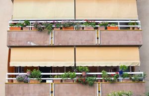 Πως να Καθαρίστε τις Τέντες και να Αποφύγετε το Σάπισμα του Τεντόπανου! τέντες σε μπαλκόνια