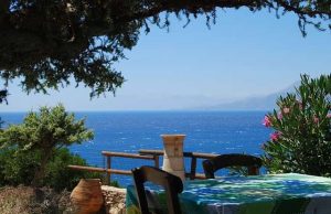 Ανέκδοτο: Πάει ένας πολύ πλούσιος τουρίστας στην Κρήτη και του γυαλίζει ένα Κρητικό μαχαίρι