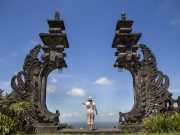 Ψάχνοντας μία Ξεχωριστή Εμπειρία Ζωής Νεαρή γυναίκα σε ναούς Besakih - μία ξεχωριστή εμπειρία