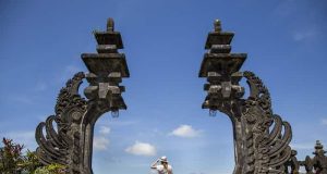 Ψάχνοντας μία Ξεχωριστή Εμπειρία Ζωής Νεαρή γυναίκα σε ναούς Besakih - μία ξεχωριστή εμπειρία