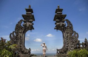 Ψάχνοντας μία Ξεχωριστή Εμπειρία Ζωής Νεαρή γυναίκα σε ναούς Besakih - μία ξεχωριστή εμπειρία