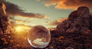Ταξίδι με την «Πρόκληση του Νου» αντανάκλαση τοπίου σε σφαίρα με την «Πρόκληση του Νου»