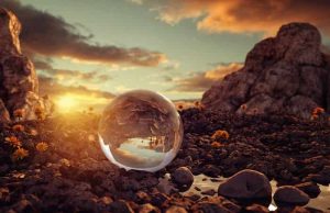 Ταξίδι με την «Πρόκληση του Νου» αντανάκλαση τοπίου σε σφαίρα με την «Πρόκληση του Νου»