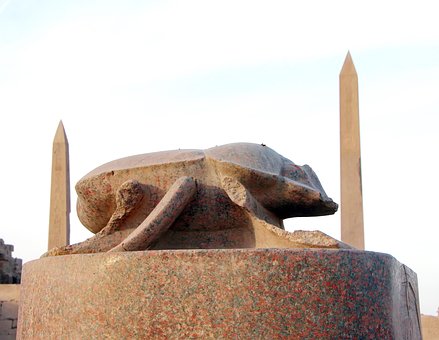 Κόσμημα του Φαραώ Τουταγχαμών με υλικό 29 εκ. χρόνων με πηγή που δεν έχει εντοπιστεί
