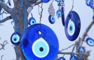 Σημάδια που μας συμβαίνουν όταν κάποιος μας γλωσσοτρώει μάτια για το μάτιασμα