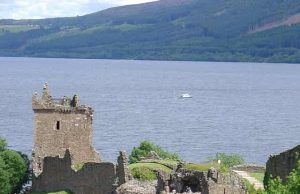 Υποβρύχια κάμερα καταγράφει το υποτιθέμενο τέρας Loch Ness αλλά οι επιστήμονες διαφωνούν