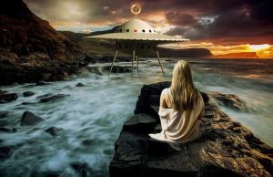 Οντότητες αναγγέλλουν μια εξωγήινη εισβολή Γυναίκα στην ακτη παρακολουθεί έναν ιπτάμενο δίσκο που αιωρείται μπροστά της