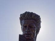 Η ελληνική επιγραφή στην προτομή του Τζέιμς Ντιν και τι σημαίνει