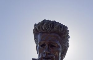 Η ελληνική επιγραφή στην προτομή του Τζέιμς Ντιν και τι σημαίνει