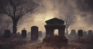 Ένας Καμπούρης και ο Θησαυρός στο Νεκροταφείο στο Νεκροταφείο νύχτα