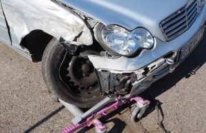 Ανέκδοτο: Ένα ζευγάρι πήγαινε με το αμάξι και έμεινε από λάστιχο