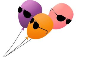 Ανέκδοτο: Ένας μικρός βλέπει προφυλακτικά και ρωτάει τον πατέρα του μπαλόνια με γυαλιά