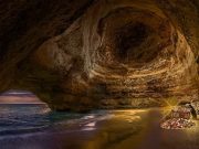 Οι στοιχειωμένοι θησαυροί της Κρήτης θησαυροί σε σπήλαιο που βρέχεται από θάλασσα