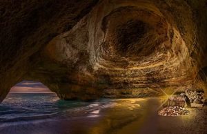 Οι στοιχειωμένοι θησαυροί της Κρήτης θησαυροί σε σπήλαιο που βρέχεται από θάλασσα