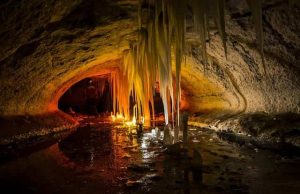 Το παράξενο βιβλίο για τον Αμάρθι που ζούσε κάτω από την επιφάνεια της Γης και ήταν ο «Βασιλεύς του Κόσμου», ανάμεσα σε άλλες μυστηριώδεις περιγραφές