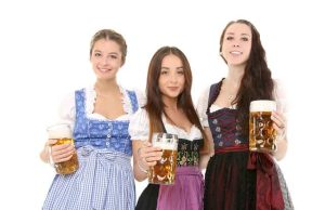 Ανέκδοτο: Ήταν ένα ζευγάρι που ο άντρας ήθελε να βγει να μπερμπαντέψει 3 γυναίκες που κρατούν ποτήρια μπύρας