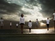 Ανάληψη. Απόδραση από Παγιδευμένες Σκέψεις άνθρωποι αιωρούνται, έτοιμοι για Ανάληψη