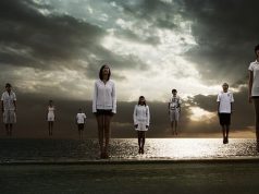 Ανάληψη. Απόδραση από Παγιδευμένες Σκέψεις άνθρωποι αιωρούνται, έτοιμοι για Ανάληψη