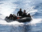 Ανέκδοτο: Η Μόνικα που την έλεγαν Βαγγέλης εκπαιδεύεται στα ΛΟΚ βατραχάνθρωποι σε βάρκα