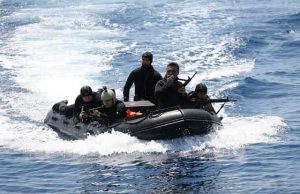 Ανέκδοτο: Η Μόνικα που την έλεγαν Βαγγέλης εκπαιδεύεται στα ΛΟΚ βατραχάνθρωποι σε βάρκα