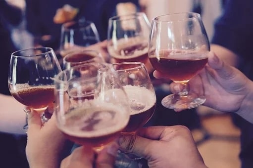 3 tips για να μην ζαλιστούμε από το ποτό στις γιορτές