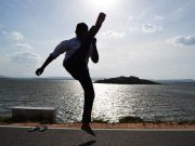 Καθηγητής Kung Fu σχεδόν περπατάει στο νερό σε ένα βίντεο που έχει γίνει viral