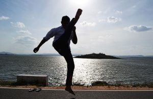 Καθηγητής Kung Fu σχεδόν περπατάει στο νερό σε ένα βίντεο που έχει γίνει viral