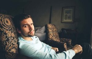 Ανέκδοτο: Ένας τύπος είχε πάει για camping αλλά έπιασε καταιγίδα και έψαχνε για ξενοδοχείο για να κοιμηθεί τη νύχτα