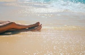 Σόκιν Ανέκδοτο: Η αθώα Μαρία και το πρώτο της ραντεβού πόδια σε παραλία