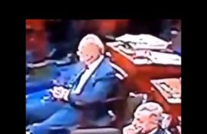 Αμερικανός γερουσιαστής δίνει εντολή σε κάτι αόρατο για να σηκωθεί από την θέση του ώστε να καθίσει ο ίδιος, όπως φαίνεται σε βίντεο