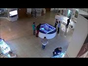 Το προστατευτικό από τον μετεωρίτη του Τσελιαμπίνσκ ανασηκώθηκε αναίτια μπροστά στα έκπληκτα μάτια επισκεπτών και χωρίς οι τεχνικοί να μπορούν να το εξηγήσουν, σαν ο μετεωρίτης να ήθελε να δραπετεύσει