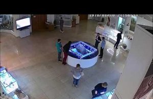 Το προστατευτικό από τον μετεωρίτη του Τσελιαμπίνσκ ανασηκώθηκε αναίτια μπροστά στα έκπληκτα μάτια επισκεπτών και χωρίς οι τεχνικοί να μπορούν να το εξηγήσουν, σαν ο μετεωρίτης να ήθελε να δραπετεύσει