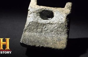 Η σφήνα από αλουμίνιο που βρέθηκε δίπλα σε οστά μαστόδοντα ηλικίας 11.000 χρόνων και προβλημάτισε αρχαιολόγους και ειδικούς Η σφήνα από αλουμίνιο που βρέθηκε δίπλα σε οστά μαστόδοντα ηλικίας 11.000 χρόνων και προβλημάτισε αρχαιολόγους και ειδικούς