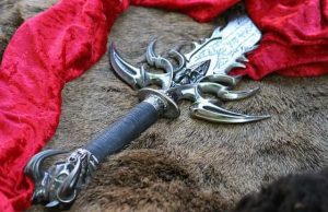 Βρέθηκε σπαθί βυθισμένο σε βράχο μέσα σε ποταμό σπαθί