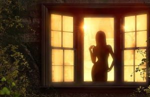 Ανέκδοτο: Σύζυγος σχόλασε νωρίτερα και είδε τη γυναίκα του yuμvή στο παράθυρο του σπιτιού του