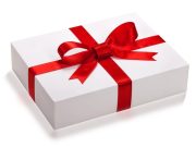 Ανέκδοτο: Ένας τύπος δεν τα πήγαινε καθόλου καλά με την πεθερά του Κουτί δώρου με κόκκινη κορδέλα, σε λευκό φόντο