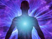 Ο ενεργειακός στρόβιλος που καθαρίζει την αύρα Ανθρώπινη σιλουέτα σε στάση γιόγκα και διαλογισμό