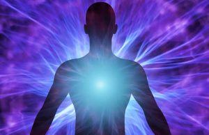 Ο ενεργειακός στρόβιλος που καθαρίζει την αύρα Ανθρώπινη σιλουέτα σε στάση γιόγκα και διαλογισμό