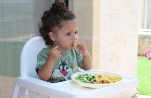 Ανέκδοτο: Ο μπαμπάς προσπαθεί να πείσει το γιο του να φάει το αβγό του μικρό παιδί τρώει το φαγητό του στο κάθισμα για παδιά