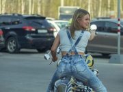 Ανέκδοτο: Μπαίνει ένας εφοριακός σε έναν οίκο ανοχής