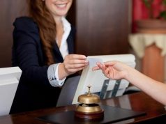 Δύο κρυμμένες φλόγες:, η ρεσεψιονίστ και η πελάτισσα