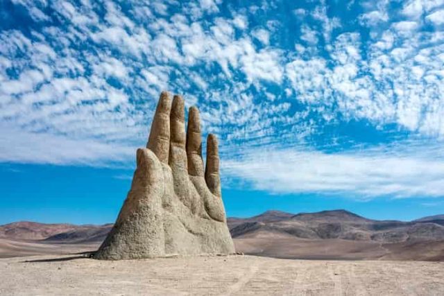 Το «θαμμένο» χέρι στην έρημο