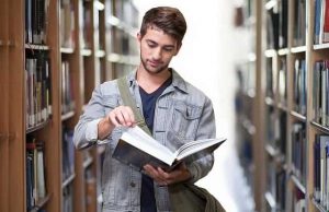 Ανέκδοτο: Μιλάνε 2 φίλοι που ο ένας πήγε στο Πανεπιστήμιο