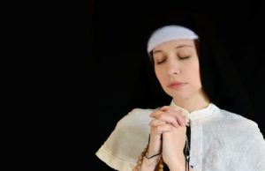 Ανέκδοτο: Μια καλόγρια προχωράει στο δρόμο όταν την σταματάει ένας φαντάρος