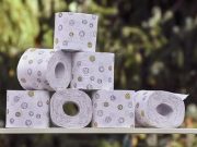 Ανέκδοτο: Κυρία πάει σουπερμάρκετ και βλέπει έναν με 10 πακέτα χαρτί τουαλέτας στα χέρια του