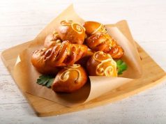 Τυροπιτάκια με σχήμα τσουρέκι