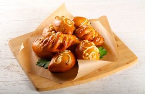 Τυροπιτάκια με σχήμα τσουρέκι για το Πάσχα ή οποιαδήποτε άλλη εποχή Τυροπιτάκια με σχήμα τσουρέκι