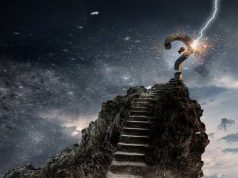 Η αναζήτηση της αλήθειας βράχος με σκάλες που οδηγούν στην κορυφή ενός πέτρινου ερωτηματικού που το χτυπάει κεραυνός