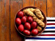 Πασχαλινά κουλουράκια με γεύση τσουρέκι Πασχαλινά κουλουράκια και κόκκινα αυγά